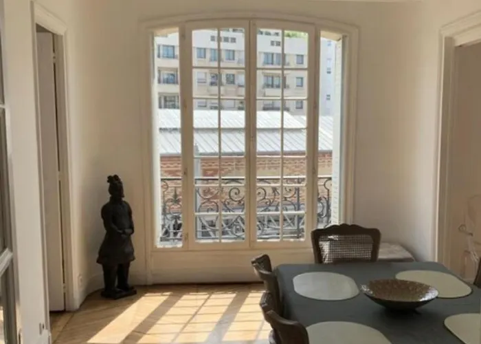 Appartement Typiquement Parisien